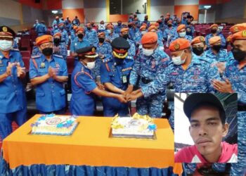 CURTHBERT JOHN Martin Quadra (tengah) memotong kek bersama-sama pegawai dan anggota APM sempena HUTPA Ke-70 di Kompleks KDN, Ayer Keroh, Melaka. - UTUSAN/DIYANATUL ATIQAH ZAKARYA