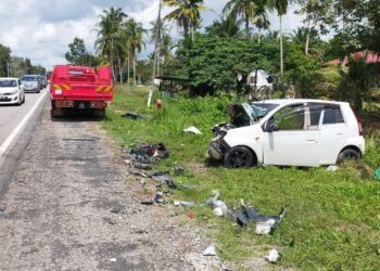 KEADAAN Perodua Viva yang  terlibat dalam kemalangan maut di Kilometer 123 Jalan Kuantan-Johor Bahru di Rompin, Pahang.