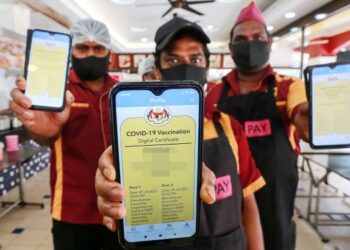 MAJIKAN perlu memastikan sijil vaksinasi yang dikemukakan oleh pekerja mereka benar-benar tulen. 
– GAMBAR HIASAN/AFIQ RAZALI