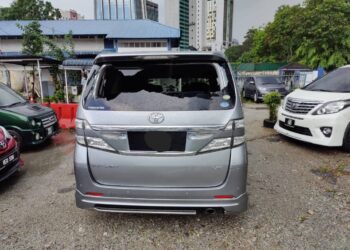 KEADAAN Toyoto Vellfire yang pecah cermin belakang selepas dibaling sepana oleh penunggang motosikal di Jalan Kuching semalam.