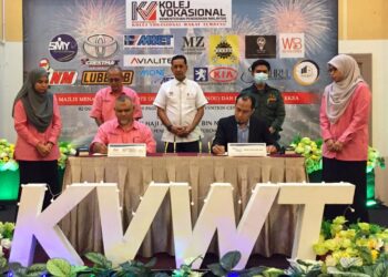 ABDUL Muie Ngah (tengah) menyaksikan Majlis Menandatangani Nota Persefahaman Kolej Wakaf Tembesu dengan wakil pemain industri di Kuala Terengganu, hari ini. - UTUSAN/TENGKU DANISH BAHRI TENGKU YUSOFF