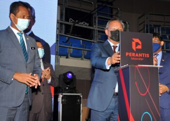 HASNI Mohammad meletakkan logo Perantis Iskandar sempena Majlis Pelancaran Perantis Iskandar (IIB) di Kompleks Sukan Educity, Iskandar Puteri di Johor. -UTUSAN/RAJA JAAFAR ALI