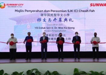 WEE Ka Siong (tiga dari kiri) bersama Mah Hang Soon (dua dari kiri) merasmikan SJKC Cheah Fah di Sunway City, Iskandar Puteri di Johor.