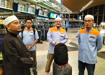 WADI Annuar Ayub( kiri) dan Ustaz Nazmi bersama peserta misi bantuan kemanusian sebelum berlepas ke Syria di Lapangan Terbang ANtarabangsa Kuala Lumpur (KLIA), semalam.