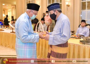SULTAN Sharafuddin Idris Shah (kanan) dan Mohd. Tamyes Abd. Wahid ketika majlis pengurniaan watikah pelantikan sebagai Wali Raja di Istana Alam Shah, Shah Alam, Selangor.