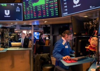 Wall Street melonjak 2.0 peratus selepas merudum berikutan kebimbangan kemelesetan ekonomi global. – AFP
