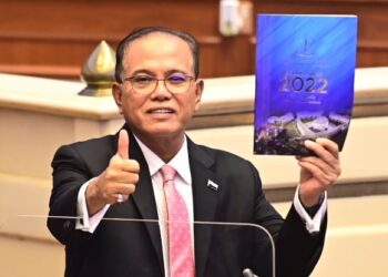 WAN ROSDY Wan Ismail menunjukkan buku Belanjawan 2022 Negeri Pahang ketika membentangkannya pada sesi sidang Dewan Undangan Negeri di Wisma Sri Pahang di Kuantan, Pahang.
