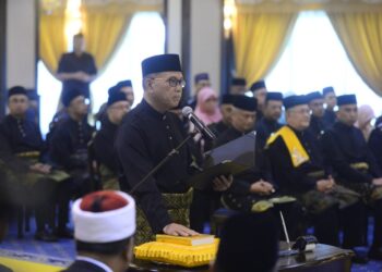 WAN ROSDY Wan Ismail mengangkat sumpah sebagai Menteri Besar Pahang ke-15 di Balairung, Istana Abu Bakar, Pekan, Pahang. - UTUSAN/SHAIKH AHMAD RAZIF
