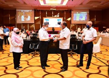 WAN Rosdy Wan Ismail (dua dari kanan) menyerahkan cenderamata kepada Mustapha Mohamed pada Sesi Jelajah Pasca Rancangan Malaysia Ke-12 (RMK-12) oleh Unit Perancangan Ekonomi, Jabatan Perdana Menteri di Kuantan, Pahang. - FOTO/SHAIKH AHMAD RAZIF