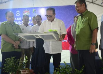 WAN ROSDY Wan Ismail (tengah) menandatangani plak perasmian Majlis Pecah Tanah Projek Pembangunan Infrastruktur Agrotourism Paya Laka, Kampung Sepayang di Rompin, Pahang. - FOTO/SHAIKH AHMAD RAZIF