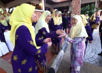 WAN Azizah Wan Ismail merasmikan mesyuarat agung perwakilan Puspanita Kali Ke-41 di  Putrajaya. - UTUSAN/KAMARIAH KHALIDI