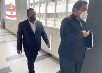 MUHAMAD Semail (kiri) dan peguamnya, Mohd. Shukri keluar dari Mahkamah Sesyen Kota Bharu selepas prosiding pertuduhan pengubahan wang haram terhadapnya selesai hari ini.