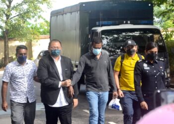 MOHD. NASRI Abdul Rahim (berbaju kot) dan Abdul Wahab S. Mohd. Mydin (baju hitam) ketika dihadapkan ke Mahkamah Sesyen Butterworth, Pulau Pinang  atas 60 pertuduhan menerima wang deposit tanpa lesen sah bernilai hampir RM1 juta.