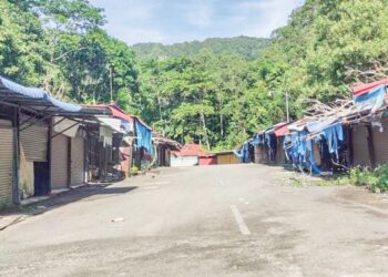 DERETAN puluhan kedai usang yang tidak beroperasi di kawasan belakang Arked Pekan Sehari Wang Kelian, Padang Besar, Perlis, baru-baru ini..- UTUSAN/SYED AZLAN SAYID HIZAR