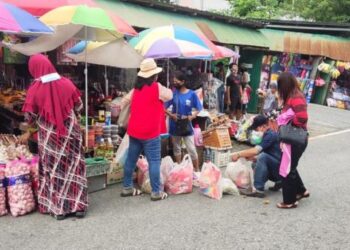 PELANCONG mula memenuhi Pasar Hujung Minggu Sempadan Malaysia-Thailand di Wang Prachan, wilayah Satun, Thailand,baru-baru ini..- UTUSAN/SYED AZLAN SAYID HIZAR