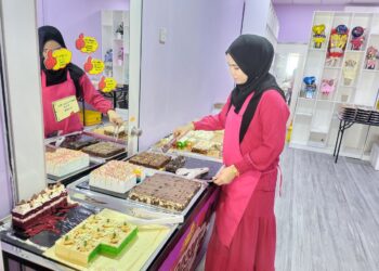 ENGKU ROS SHAZWANI Engku Lah sentiasa memastikan agar pencuci mulut yang dijual di Shazwani Dessert House disukai pelanggan kedai itu di Indera Mahkota 7 di Kuantan, Pahang.
