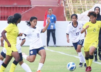 AKSI pemain Malaysia (jersi kuning) ketika menentang Kemboja dalam Kelayakan Piala Asia Wanita B-20 di Stadium Smart RSN, Phnom Penh, hari ini. - IHSAN FAM
