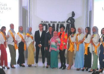 Azura Mokhtar (tujuh dari kanan) bersama 10 finalis Pertandingan Pencarian Wanita Melayu 2022 yang diadakan di Plaza Shah Alam, semalam.
- UTUSAN/ABDUL RAZAK IDRIS