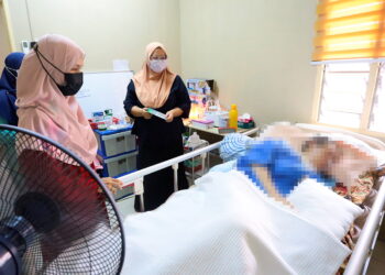 Pegawai Majlis Agama Islam Negeri Sembilan  (MAINS) Cawangan Seremban 2, Nur Azizah Abdul Aziz (kiri) melawat Jahidah di Bandar Sri Sendayan, Seremban, semalam. – FOTO/MAINS