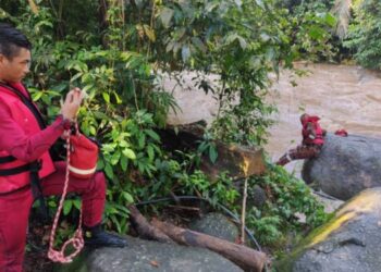 ANGGOTA bomba menjalankan operasi mencari wanita dihanyutkan arus deras di air terjun Burmese Pool, Bukit Larut di Taiping hari ini. - IHSAN JBPM