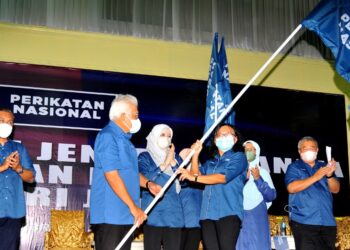 RINA Harun (tengah) menyaksikan Setiausaha Agung PN, Datuk Seri Hamzah Zainudin menyerahkan bendera kepada wakil Wanita pada Majlis Pelancaran Jentera Wanita PN Negeri Johor di Hotel Berjaya Waterfront, Johor Bahru. - UTUSAN/RAJA JAAFAR ALI