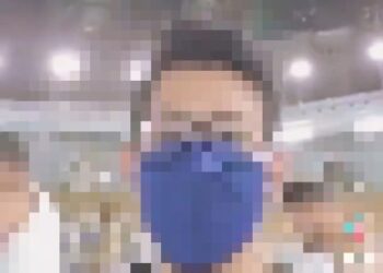 TANGKAP layar rakaman video yang tular di dalam media sosial berkenaan seorang wanita yang berada di Mekah dan menziarahi Raudhah dengan lengkap berpakaian ihram.