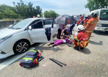 SEORANG wanita tercampak dari keretanya selepas terlibat dalam kemalangan dekat kilometer 3.7 Jalan Setia Alam, di Shah Alam, Selangor, hari ini.