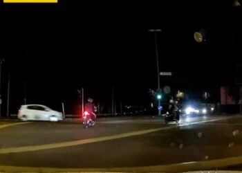 TANGKAP layar sebuah kereta jenis Perodua Axia yang melanggar lampu isyarat merah sehingga hampir merempuh sebuah motosikal di lampu isyarat Jalan Bahagia di Temerloh, Pahang.
