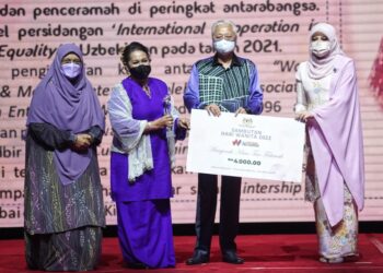 ISMAIL Sabri Yaakob menyampaikan Anugerah Khas Tun Fatimah kepada Norazizah Borhan (dua dari kiri). Turut mengiringi Rina Mohd. Harun (kanan) dan timbalannya, Datuk Siti Zailah Mohd. Yusoff (kiri) sempena Sambutan Hari Wanita Kebangsaan 2022 di Pusat Konvesyen Kuala Lumpur (KLCC). - UTUSAN/ MUHAMAD IQBAL ROSLI