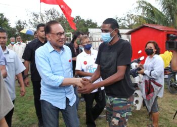 ANWAR Ibrahim (kiri) bertemu pengusaha limau bali dan petani di Jalan Ampang-Tambun di Ipoh, Perak. - UTUSAN/MUHAMAD NAZREEN SYAH MUSTHAFA