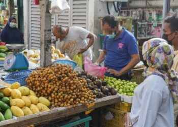 WARGA asing yang berkerja sebagai pembantu peniaga di Pasar Chow Kit, Kuala Lumpur. - UTUSAN/AMIR KHALID