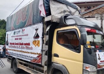 PENDUDUK dari Karo menghantar trak berisi buah oren kepada Joko Widodo. - AGENSI