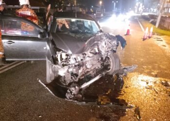 KEADAAN kereta Proton Saga yang remuk akibat bertembung dengan sebuah treler sehingga meragut nyawa seorang warga emas di Jalan Raub-Lipis di Raub, Pahang. - IHSAN JBPM PAHANG
