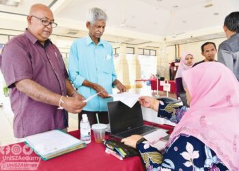 M. KHRISHNAN (kanan) dan R. Ramesh  merupakan antara pelajar baharu yang mendaftar di UniSZA, Kuala Nerus, Terengganu, semalam. - UTUSAN/KAMALIZA KAMARUDDIN