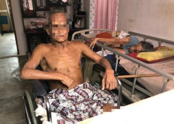 WALAUPUN berkerusi roda, Hassan tetap menjaga isterinya, Aminah yang kini terlantar di katil di kediaman mereka di Simpang Renggam, Kluang, Johor. – FOTO/MOHAMAD FAHD RAHMAT