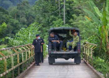 ANGGOTA polis dan Rela memperhebatkan usaha mencari warga emas yang hilang di Kampung Charok Padang, Sik, hari ini. - UTUSAN/SHAHIR NOORDIN