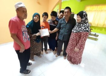 SALEHA Salleh (dua dari kiri) menunjukkan Ijazah Sarjana Muda (Kepujian) Pengajian Islam (Pengurusan Islam) dari OUM sambil diperhatikan ahli keluarganya di Bukit Katil, Melaka. – FOTO/AMRAN MULUP