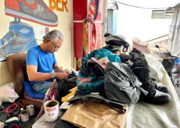 Md. Yatim Kamarudin masih gigih bekerja sebagai tukang kasut di Jalan Panglima, Kangar, Perlis. - UTUSAN/MOHD. HAFIZ ABD. MUTALIB