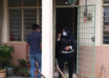 POLIS melakukan siasatan di lokasi mayat Kuek Choo Hong ditemui dengan kesan kelar pada leher di Taman Kelisa Ria, Sungai Petani, Kedah hari ini. - FOTO/NORSYAZWANA MANSOR