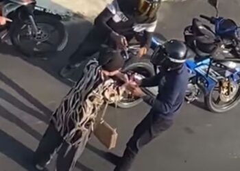 TANGKAP layar video tular samun melibatkan wanita warga emas di Bandar Tun Razak hari ini.