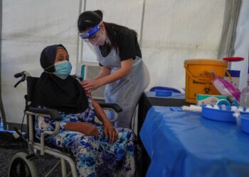 SEORANG warga emas, Salamiah Hassin 84, hadir ke Program Vaksinasi Bergerak untuk menerima vaksin, di Pusat Komuniti Setiawangsa. - UTUSAN/SHIDDIEQIIN ZON
