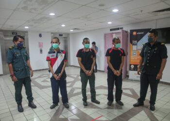 TIGA lelaki warga Kemboja yang menceroboh Hutan Simpan Tembat di Hulu Terengganu dihadapkan ke Mahkamah Sesyen Kuala Terengganu di Kuala Terengganu, hari ini. - UTUSAN/ PUQTRA HAIRRY ROSLI