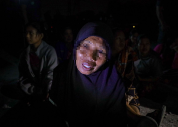 SEORANG warga Indonesia yang ditemui pemberita ketika ditahan dalam Operasi Penguatkuasaan Imigresen dekat kawasan penempatan haram Pulau Meranti, di Sepang, Selangor. - UTUSAN/SADDAM YUSOFF