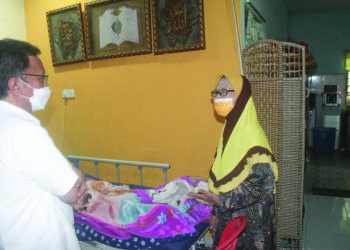 Presiden Warisan, MOHD. Shafie Apdal berbual dengan Radinam Mohyi, isteri kepada pesakit kencing manis, Maulani Ahmad di Kampung Parit Pasir, Pekan Nanas di Pontian, Johor.