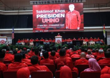 PRESIDEN UMNO, Datuk Seri Ahmad Zahid Hamidi berucap pada Taklimat Khas Presiden UMNO di Dewan Merdeka, Pusat Dagangan Dunia Kuala Lumpur. - UTUSAN/AFIQ RAZALI