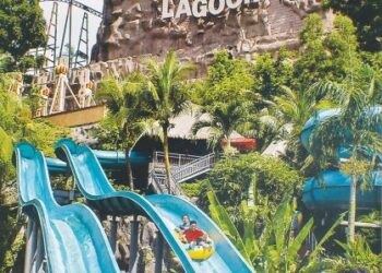 SUNWAY Lagoon antara destinasi pelancongan popular di Lembah Klang, turut terjejas disebabkan penularan Covid-19. - GAMBAR HIASAN