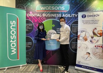 Caryn Loh menerima Anugerah EPS daripada Dr. Raymond Choy pada majlis kerjasama antara Watson dan DOC2US.