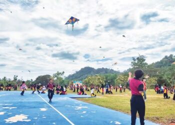 SUASANA di SRI1 meriah dengan ratusan murid bermain wau sempena Pesta Wau SRI1 di Kangar, Perlis baru-baru ini.  – UTUSAN/SYED AZLAN SAYID HIZAR