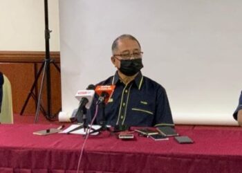 LAJIM Ukin  diapit oleh Pengerusi Koperasi Sahabat Amanah Ikhtiar Malaysia Berhad, Mohd Najib Mohd Noor (kiri) dan Ketua Pegawai Operasi Amanah Ikhtiar Malaysia dan Mohamed Shamir Abdul Aziz