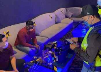 SEBAHAGIAN daripada 25 individu yang ditahan kerana melanggar PKP ketika sedang berhibur di sebuah pusat hiburan di kompleks Midlands, Jalan Burma, Pulau Pinang.